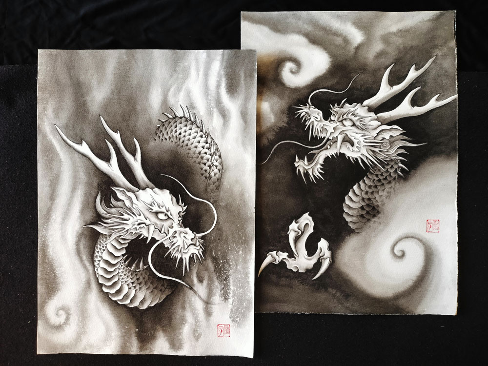 墨の濃淡やにじみを生かして描いた2点の龍の水墨画作品。角や鱗など細部まで表現した作例