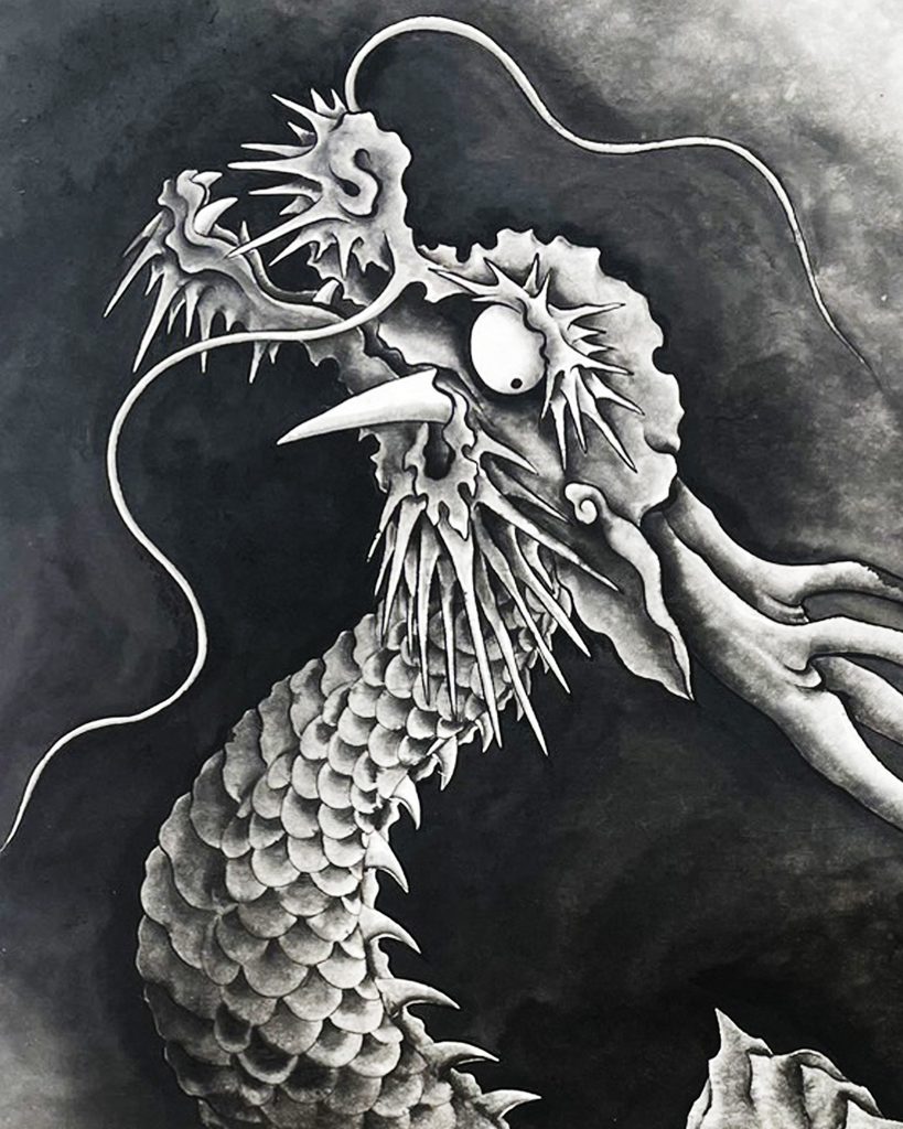 水墨画「龍爪①」の部分拡大。龍の鋭い表情と角、髭、鱗の細かな描写
