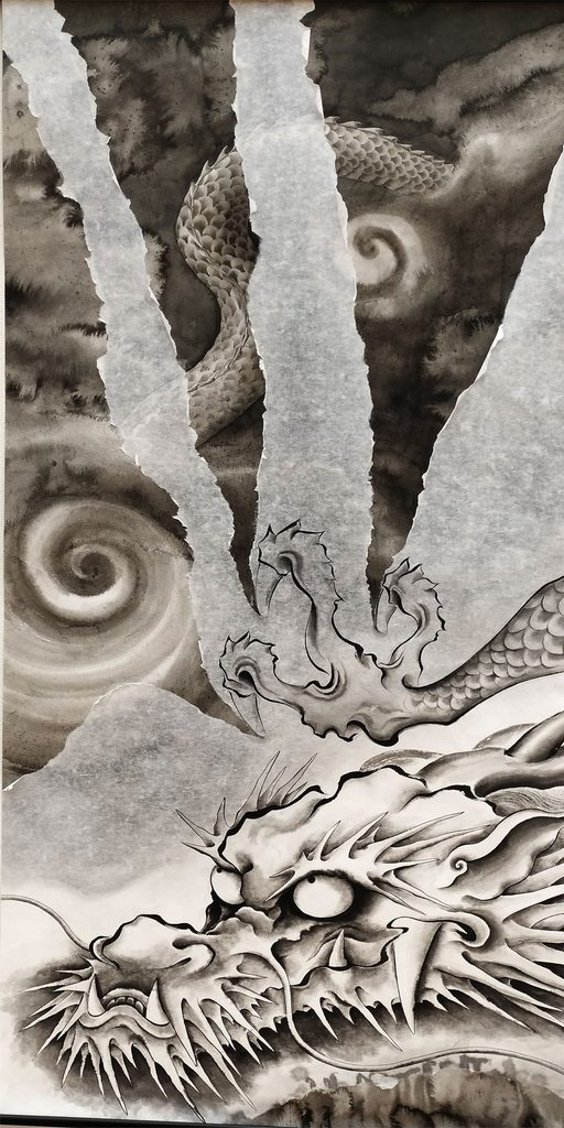 実際に紙を引き裂き、その奥に龍の胴体や渦巻く雲を描いた水墨画「龍爪②」