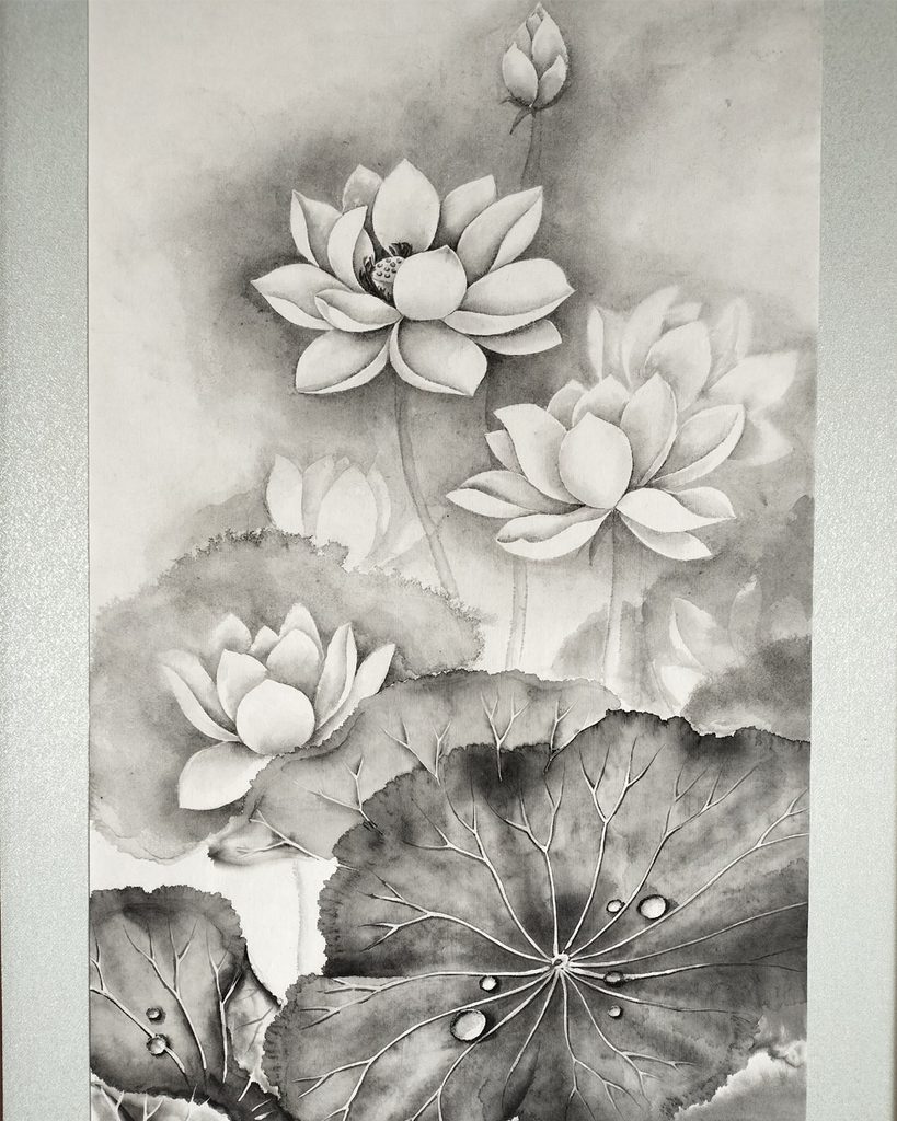 咲き誇る蓮の花と葉を、墨の濃淡で幻想的に描いた水墨画