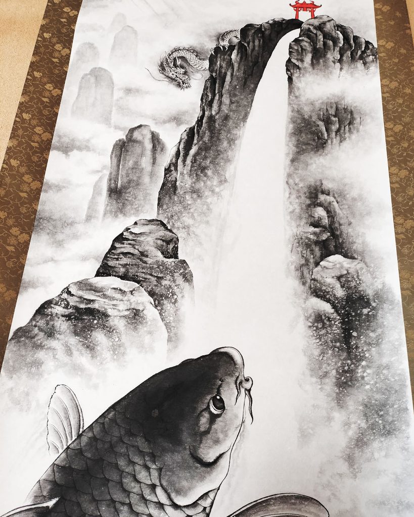鯉の視点から見上げた登龍門を描いた水墨画