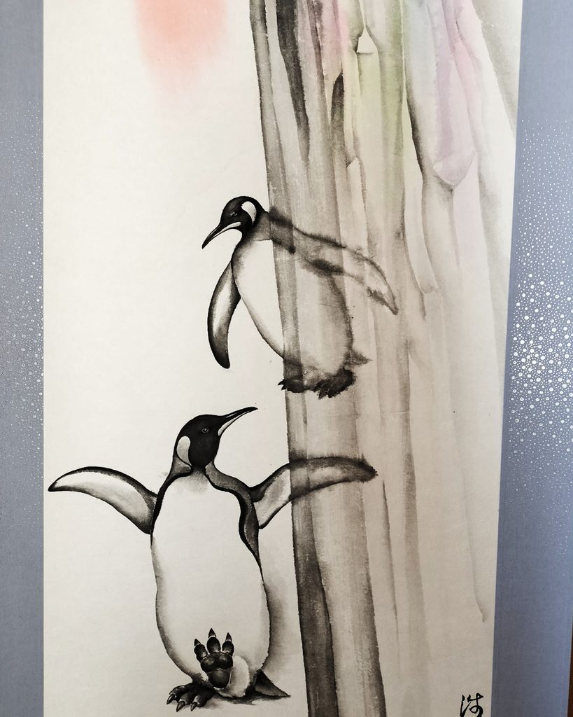  南極大陸の氷柱と遊ぶペンギンを描いた水墨画